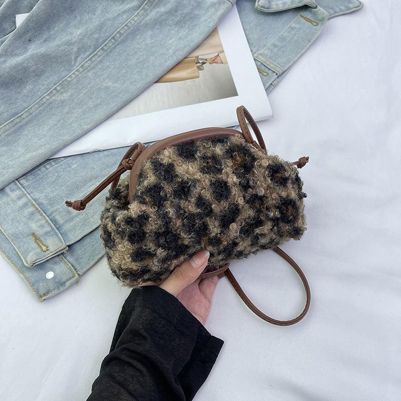 

2024 осень новая однотонная сумка-мессенджер простая модная нишевая атмосфера сумка подмышкой сумка для переноски через плечо сумка-ракушка коричневый