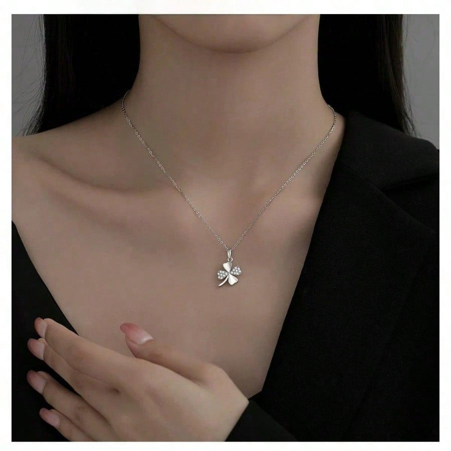 Lucky Clover Pendant Necklace Women's Light Luxury Niche Pendant Fashion Temperament Diamond Clavicle Chain