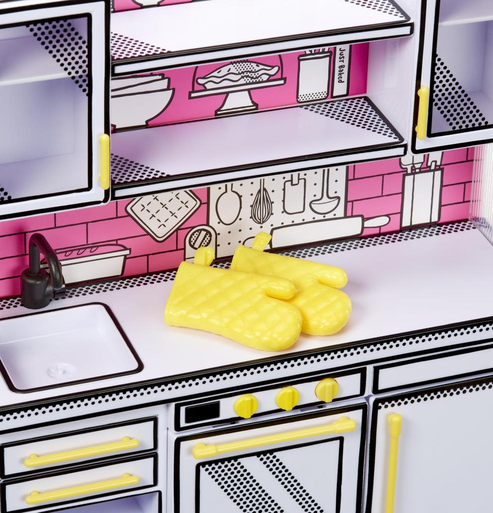 MGA Mini Verse Mini Kitchen Kitchen Playset with UV Resin Mystery Mini Oven Mitt Ages Light, Collectible, DIY, Play, Exclusive, Recipe, (Not Edible),