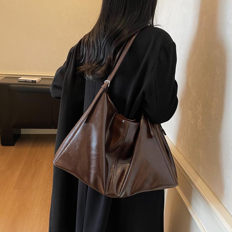

Retro bag women s large capacity 2025 new autumn and winter niche design shoulder messenger bag popular commuter tote bag темно-коричневого