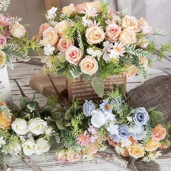 Wunderschöner künstlicher Blumenstrauß aus mehreren Schichten, farbenfroh und dekorativ