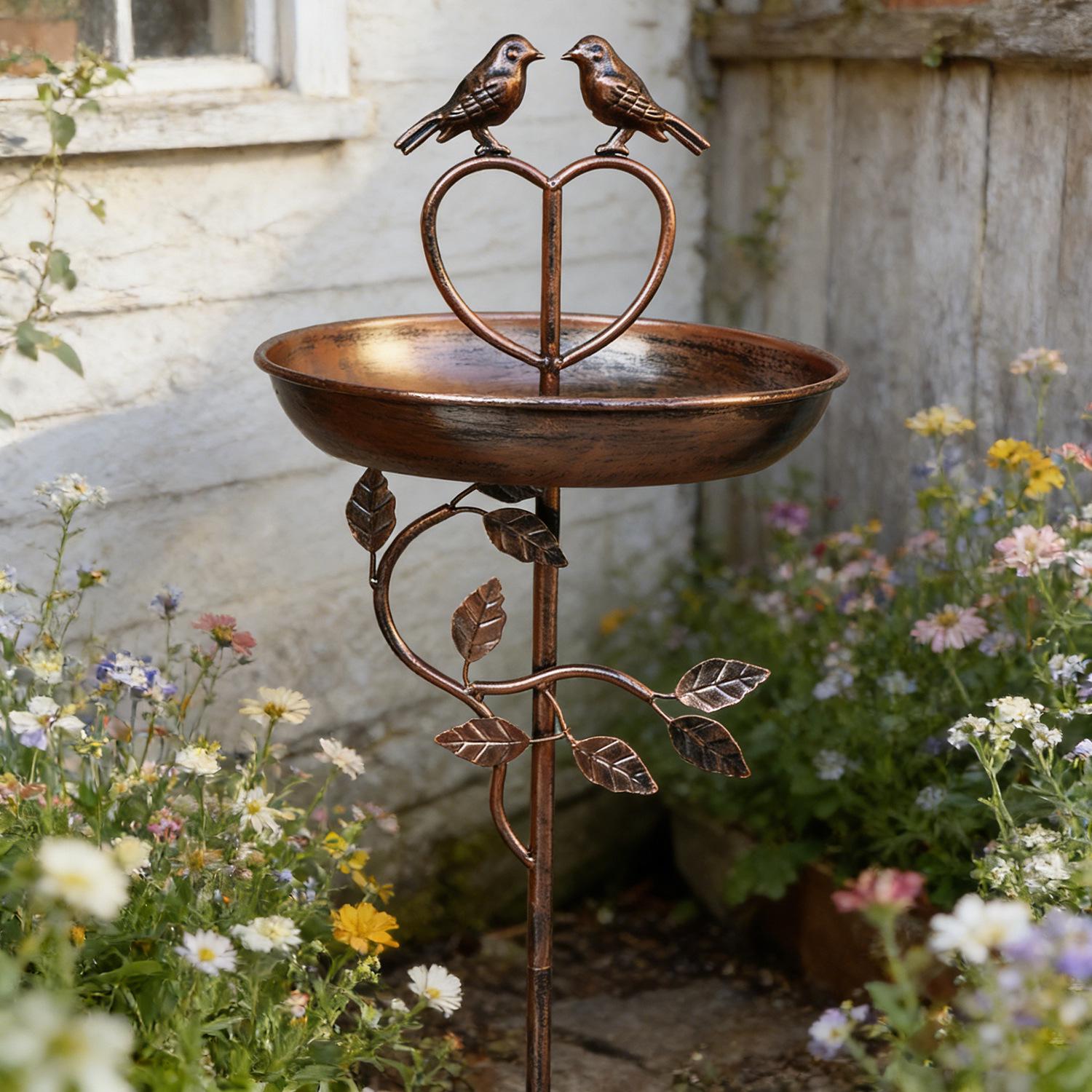 

Новый садовый элемент для улицы Весна/Лето 2026: Кормушка и поилка для птиц на колышке. 26x26x7 cm разноцветный