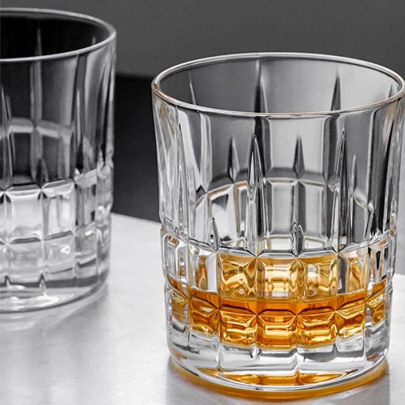 Verre à whisky à carreaux en relief de 360 ml avec un style de prise en main extrêmement élégant est un excellent compagnon pour la dégustation de vin de papa