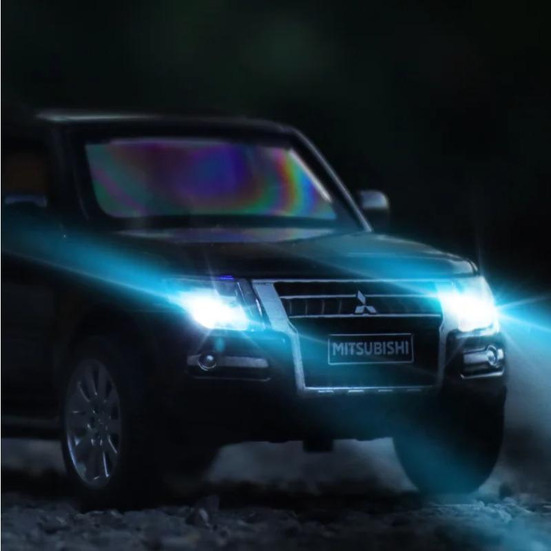 1/32 Mitsubishi PAJERO Slitinové auto Odlitky a Hračková vozidla Kovový Simulační model auta Natahovací Zvukové Světlo Dětský dárek