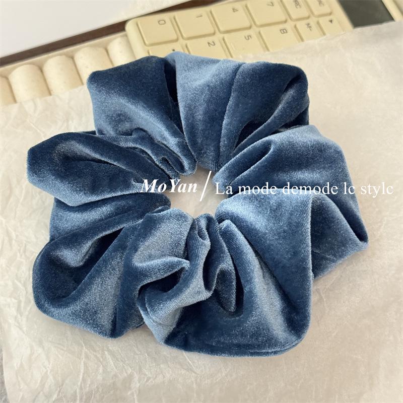 Elegant Velvet Scrunchie: Retro Women's Ponytail Hair Accessory