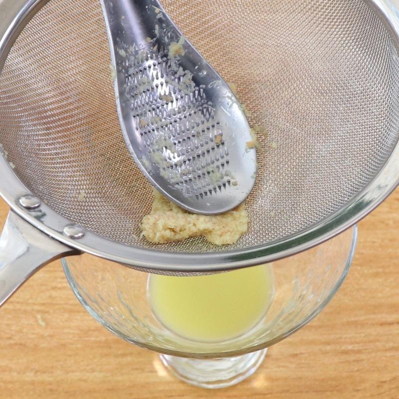 Portable Stainless Steel Grater and Grinder Spoon for Root Vegetables and Fruit