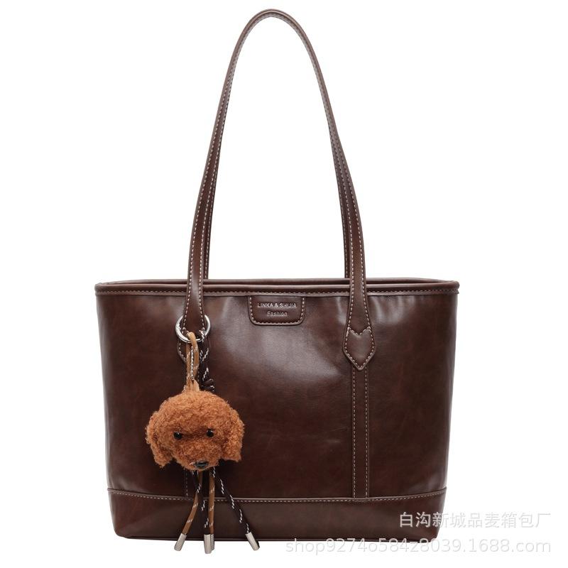 Large-capacity tote bag women's 2025 autumn and winter new fashionable simple casual shoulder bag commuting to work textured bag