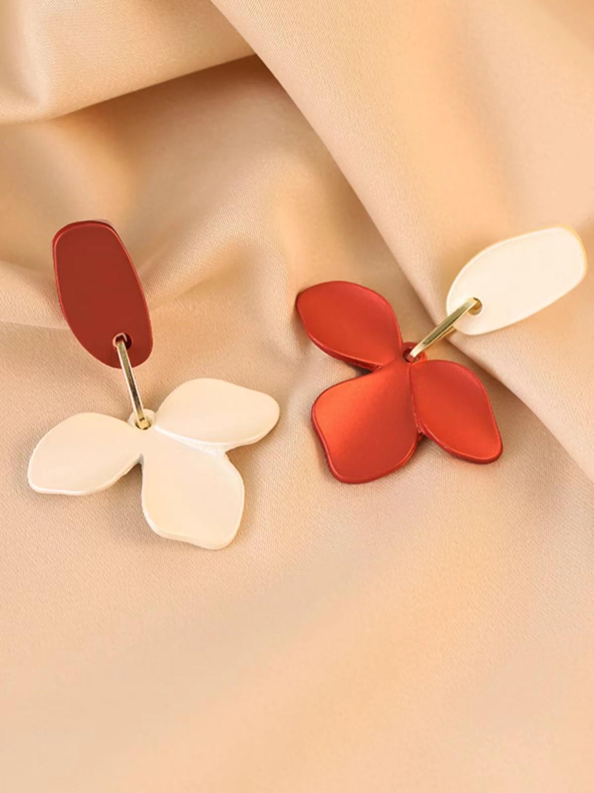 

Luxury Retro Petal Ear Drop Earrings: S925 Sterling Silver Studs with Contrasting Colors, 2026 New Style for Women