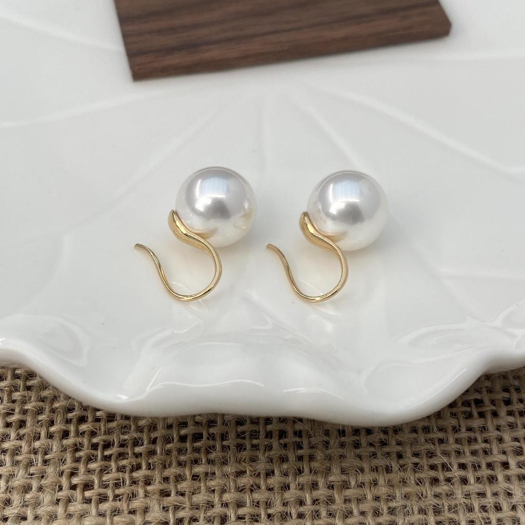 Elegant Pearl Earrings: S925 Silver, Light Luxury, Versatile