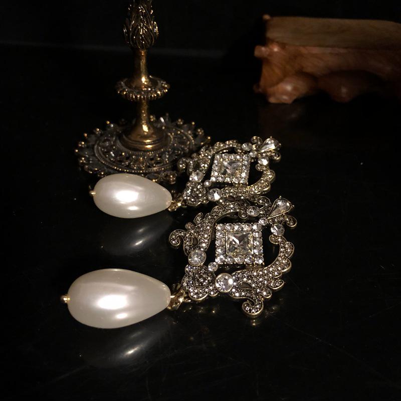 Retro Perlen- & Edelstein-Mehrschicht-Halskettenset mit goldenem Choker, Ohrsteckern, Ohrclips und Pulloverkette für Damen