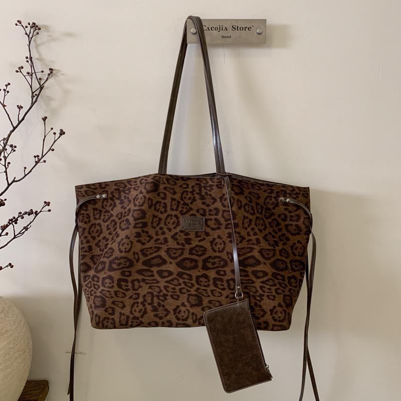 

Retro large-capacity bag women s autumn 2025 new fashionable and simple commuter shoulder bag portable tote bag