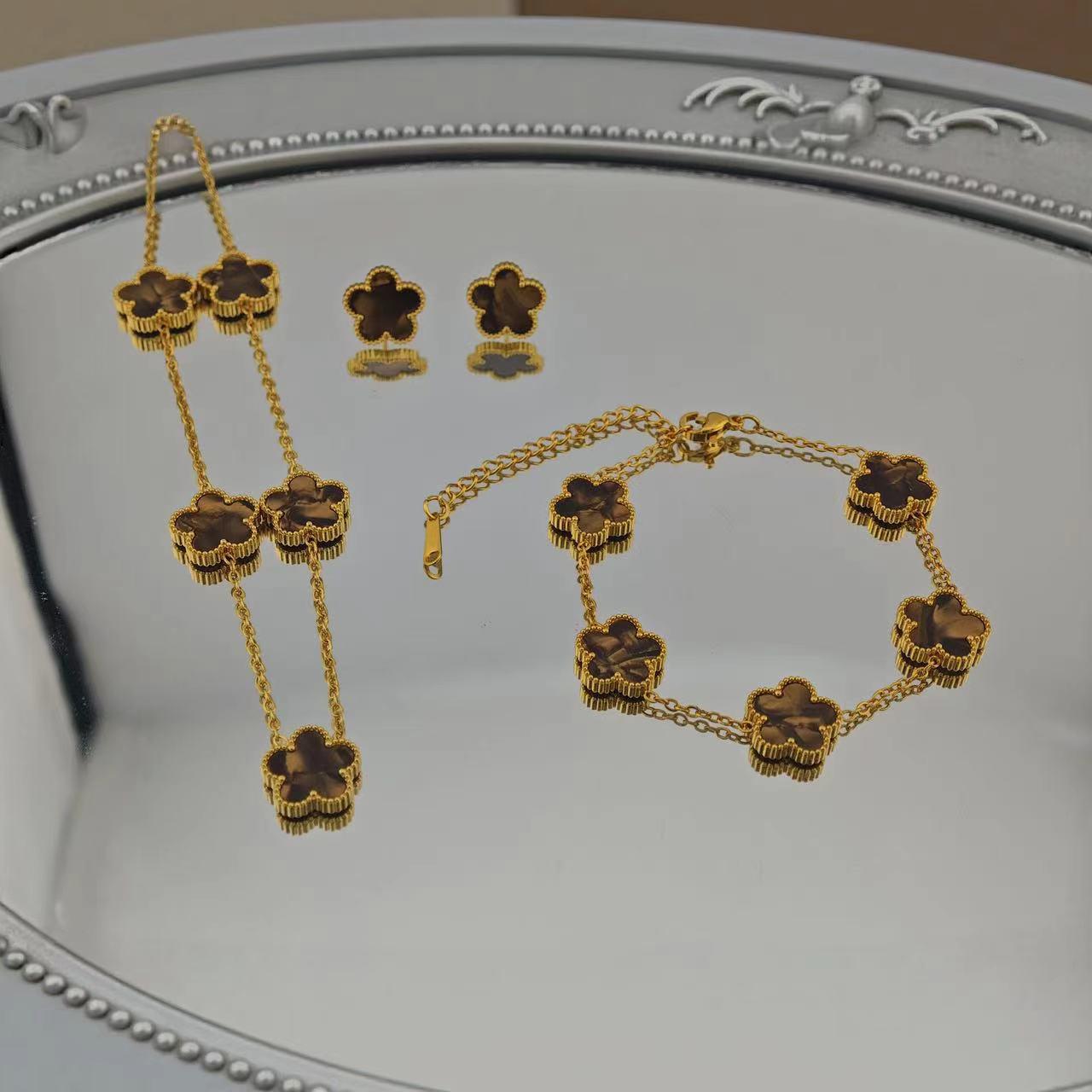 

Набір квіткових прикрас із нержавіючої сталі з позолотою: Кольє, Браслет та Сережки.