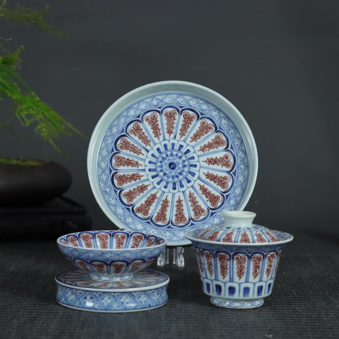 

Цзиндэчжэнь Ретро Китайская Подглазурная Красная, Синяя и Белая Цветочная Чашка с Покрытой Крышкой Чашей, украшенной Свитками.