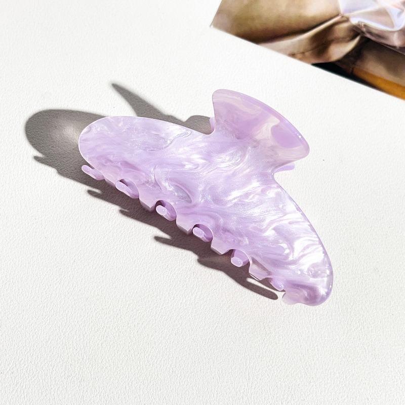 The Oval Hair Clip Exudes A High-end Feel. The Half-tied Shark Clip At The Back of The Head Is A Fashionable Hair Accessory