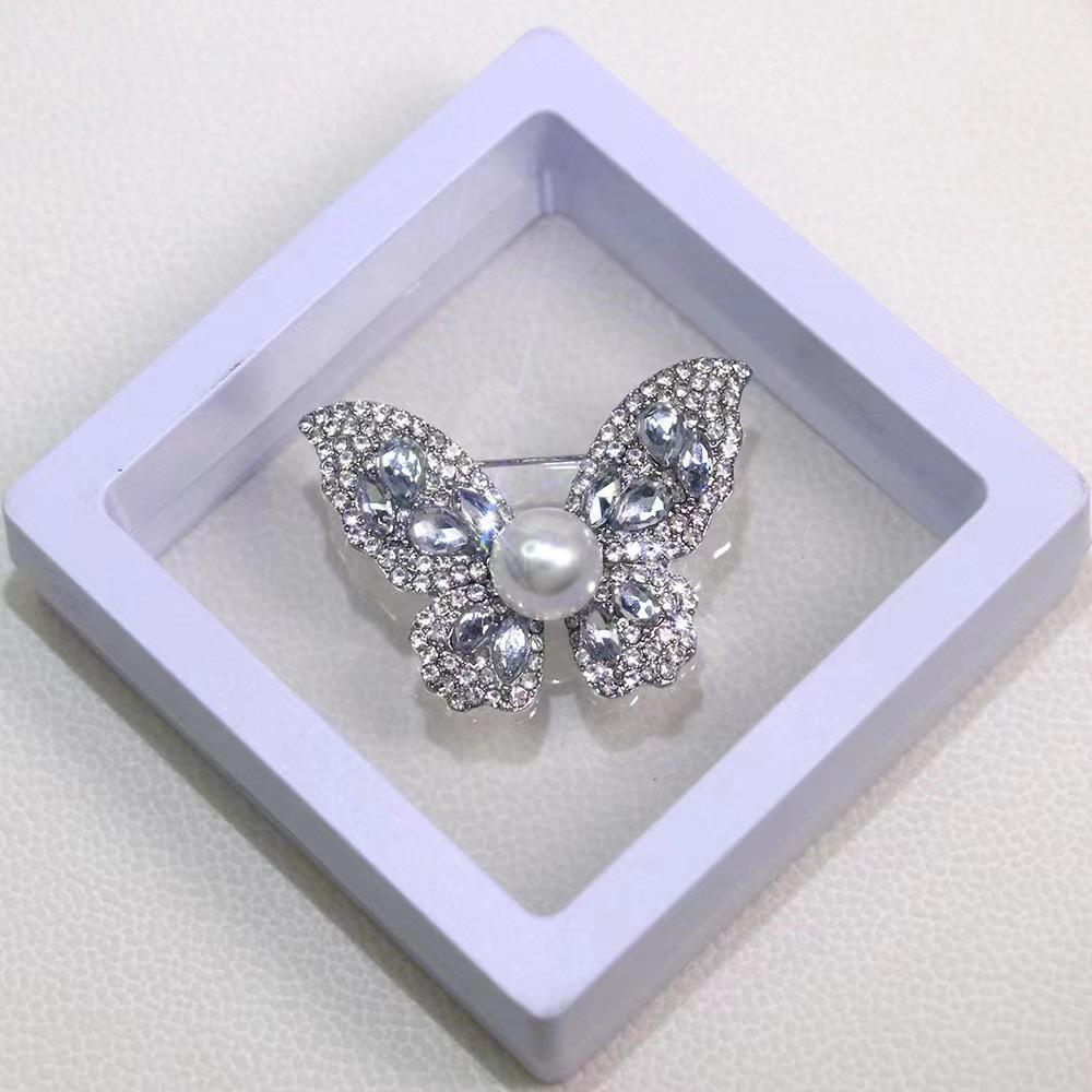 Exquisite Pearl Scarf Buckle: Rhinestone Butterfly Brooch & Bow
