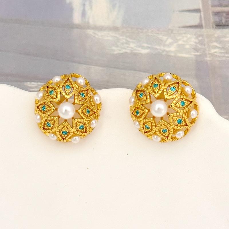 French Retro Hong Kong Style Earrings Elegant Hollow Bud Stud Earrings
