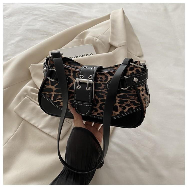 

Светлая роскошь новая универсальная ретро однотонная сумка подмышку женская личность повседневная универсальная модная высококачественная нишевая сумка на плечо