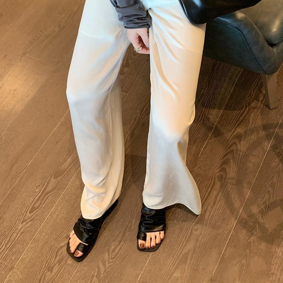 Grape mother has the same style, with a sense of design, square head folds piled up, flat-bottomed toe leather slippers, and women's flat-bottomed sa