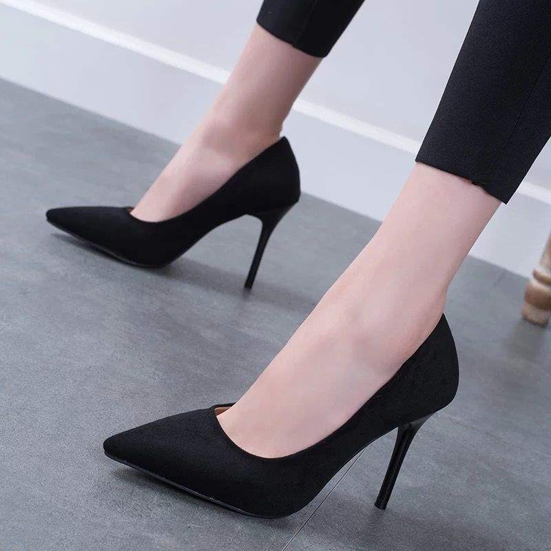 2025 vår og høst nye allsidige internettkjendiser svarte høyhælte damesko tynne hæler spisse kattesko damesko bryllupssko enkeltsko