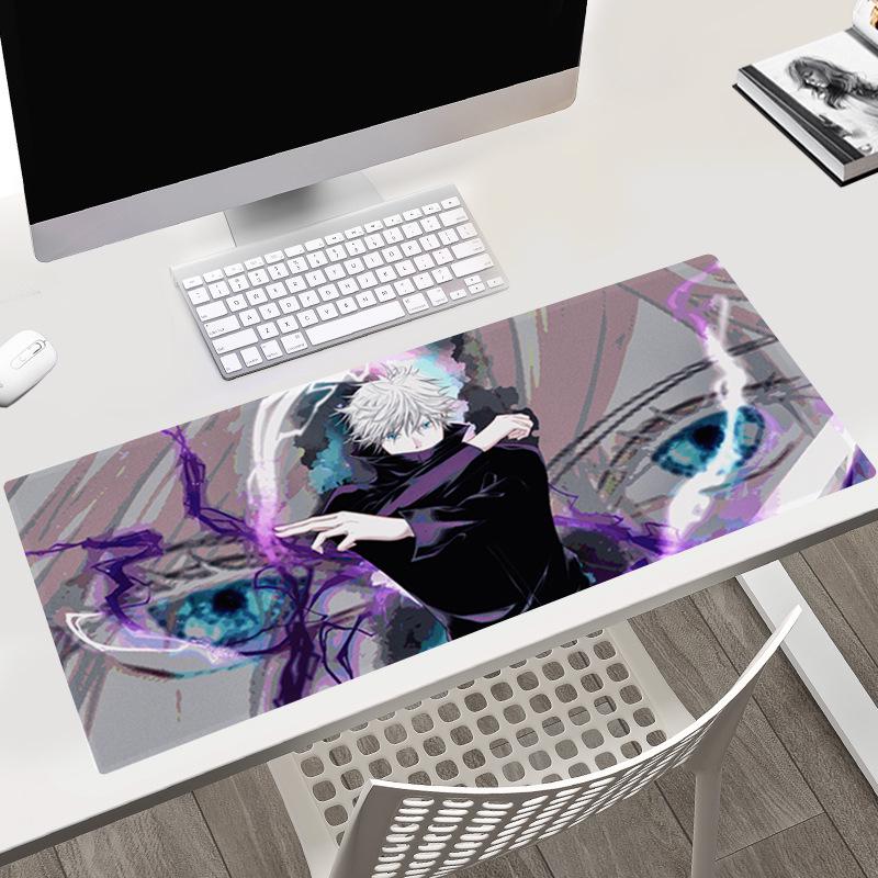Tapis de bureau Jujutsu Kaisen 40x90x0.3CM avec les personnages Gojo, Yuji et Megumi.