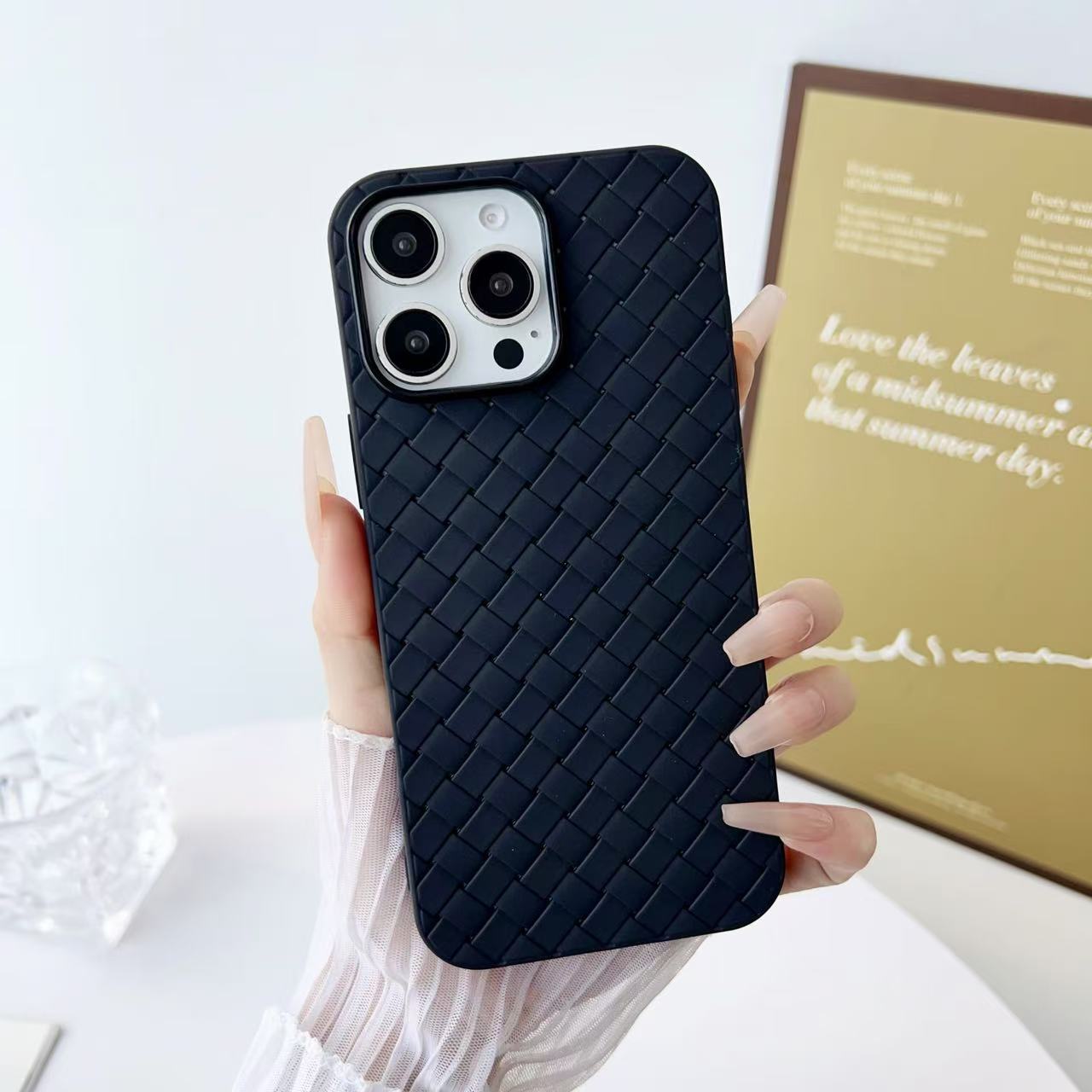 

Подходит для iPhone16Promax Чехол для мобильного телефона с плетеным узором для iPhone15/14 Воздухопроницаемый Теплоотвод и Защита от падения Apple 16ProMax чёрный