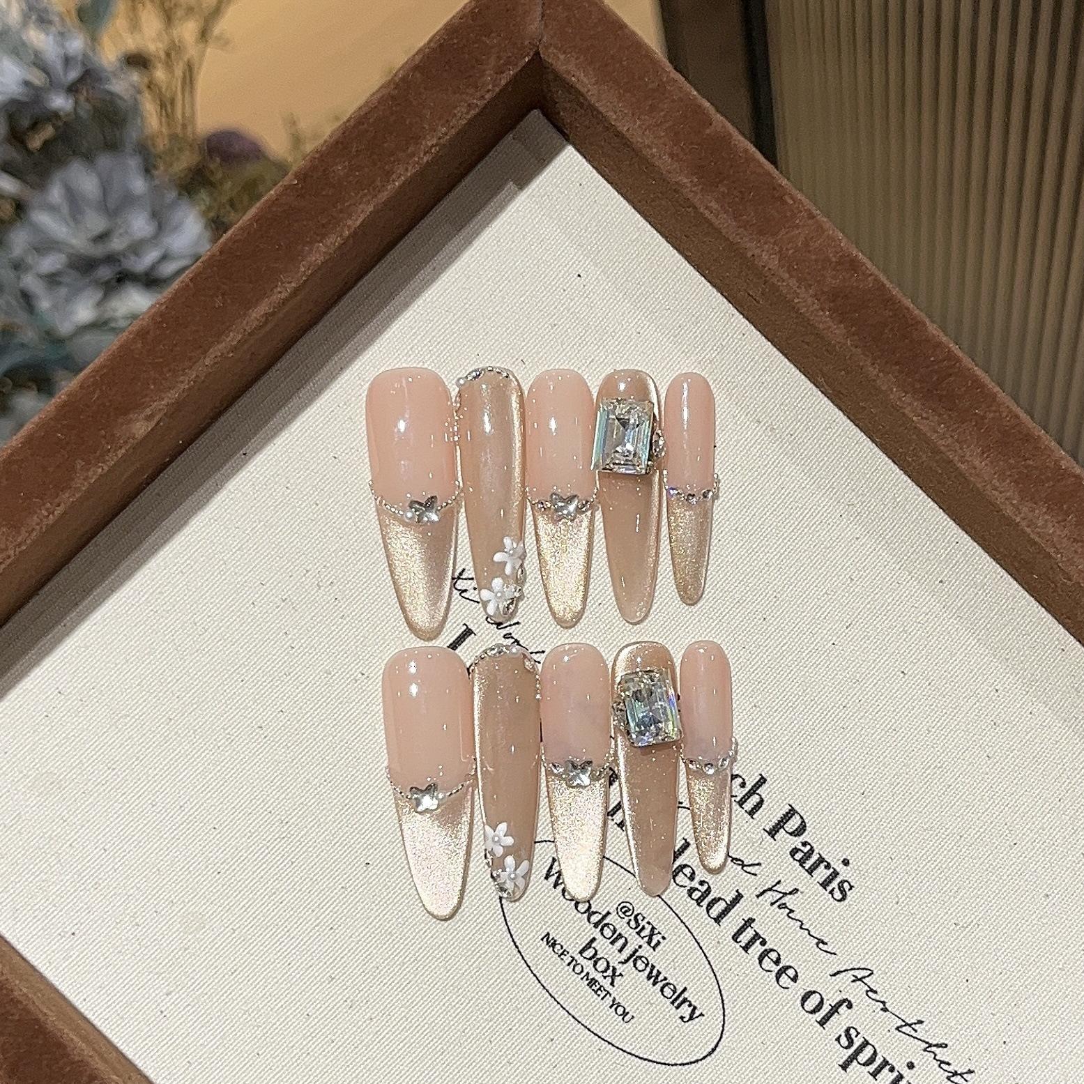 

Весенний стиль Изысканный K9 бриллиант Легкий роскошный стиль Белый и нежный темперамент Кошачий глаз Ручная броня L