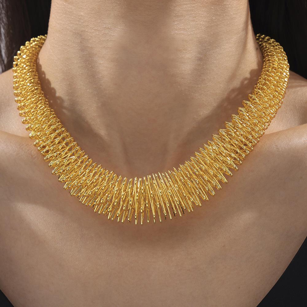 Extra velký pružinový trendy zlatý choker s přehnaným designem z titanové oceli