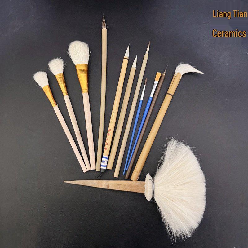 Набор кистей для керамической живописи: 12-компонентная надглазурная, подглазурная, сине-белая краска для контуров, росписи и заполнения.