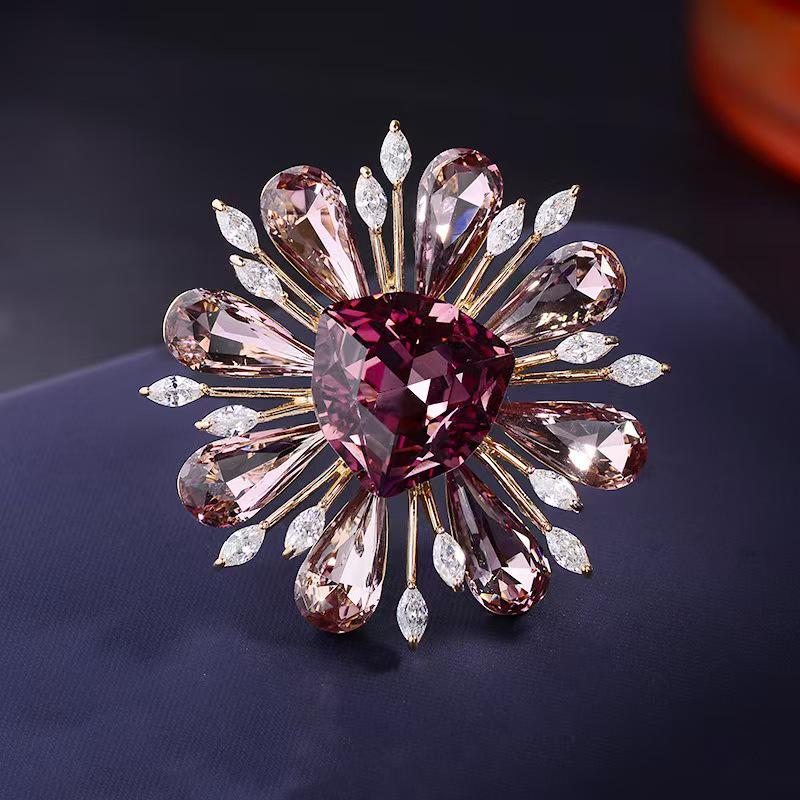 Versatile Crystal Sunflower Brooch: Personalized Lapel Pin Accessory for Suit Coats