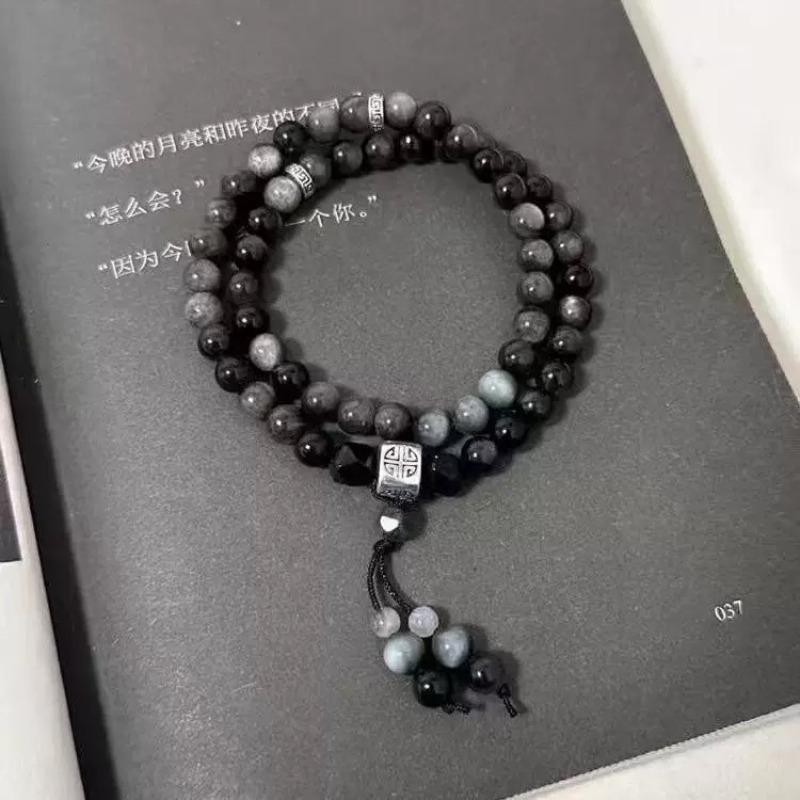 Drunk lime cat lime bracelet before the flower, cat paw holding high-value bracelet, female hand twisting finger soft bracelet.