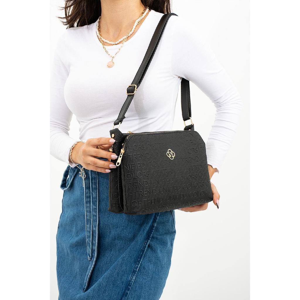 Hochwertige, wasserabweisende Schultertasche mit Kreuzgurt und drei Fächern, in Schwarz mit Textdruck bedruckt