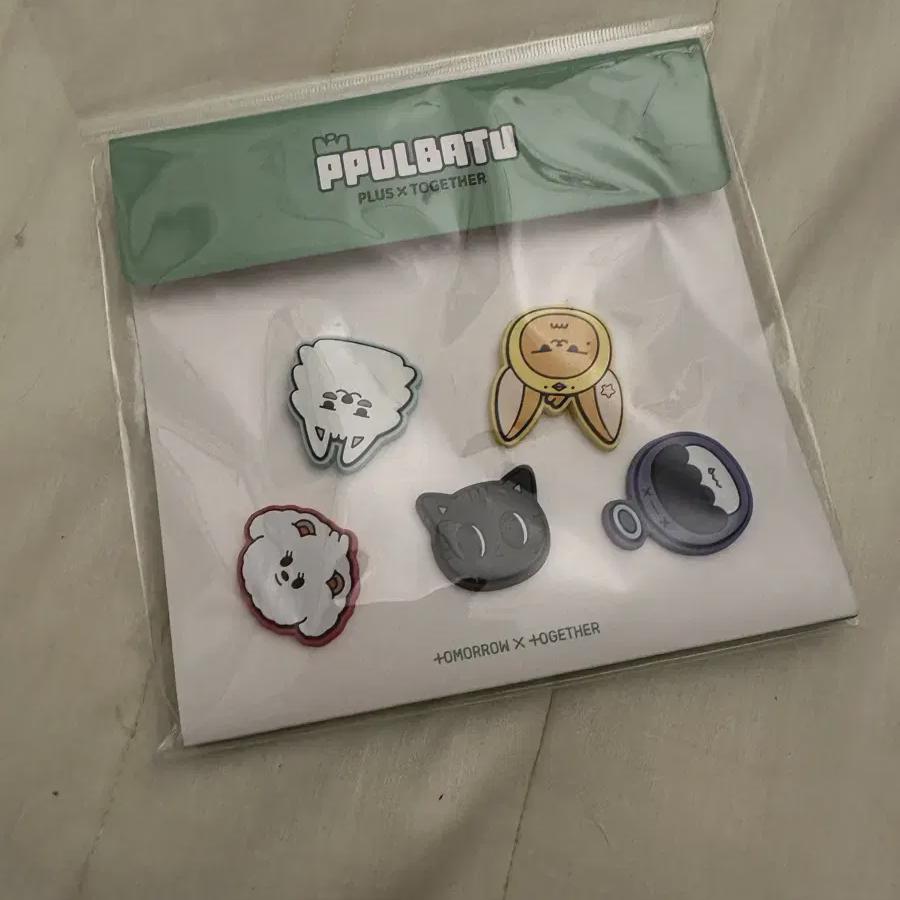 

Tomorrow X Together Hornbatu Jibbitz Parts Set