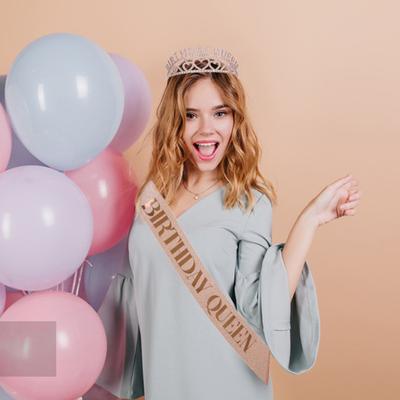 Narozeninová královna Tiara Sash Set Drahokamenový hřeben šerpa Happy Birthday Sash Slavnostní pokrývka hlavy pro ženy Party Dekor
