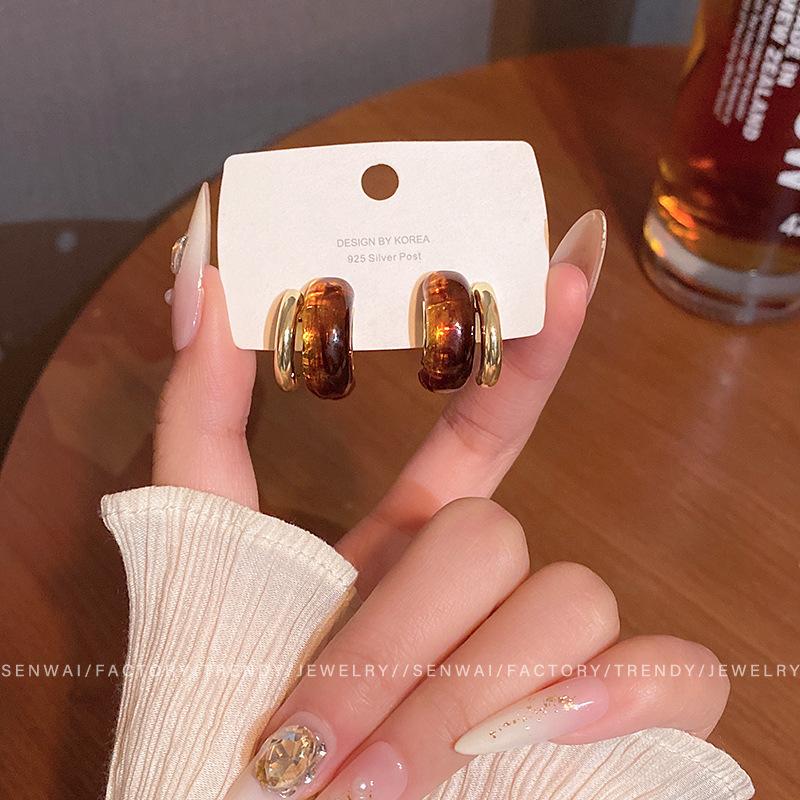 Maillard amber gold C-shaped earrings women's retro light luxury stud earrings autumn and winter ear jewelry