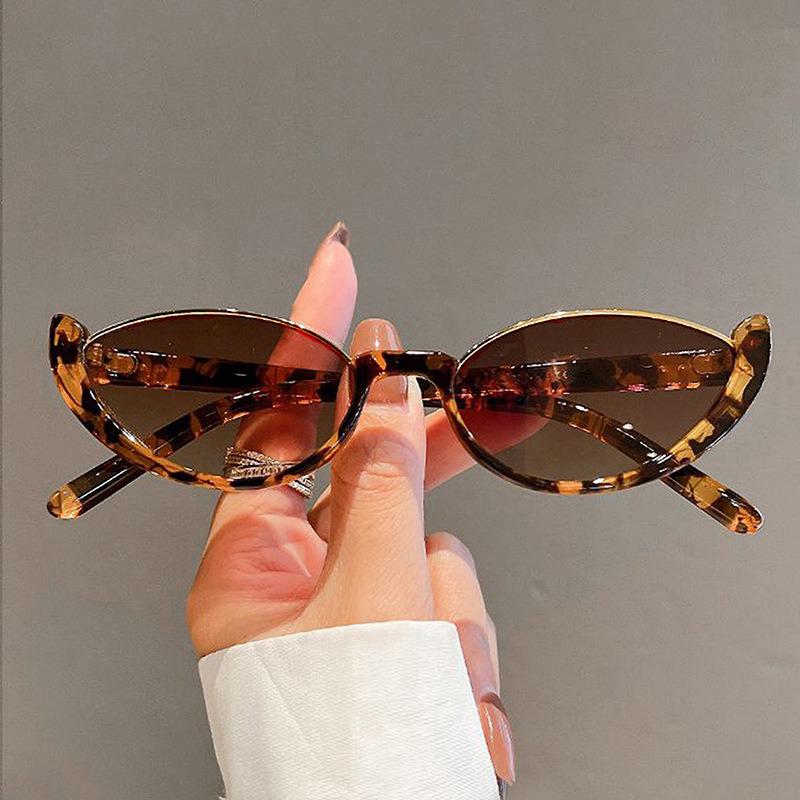 Retro Cat-Eye Sunglasses: Avant-Garde Half-Frame Design for Women