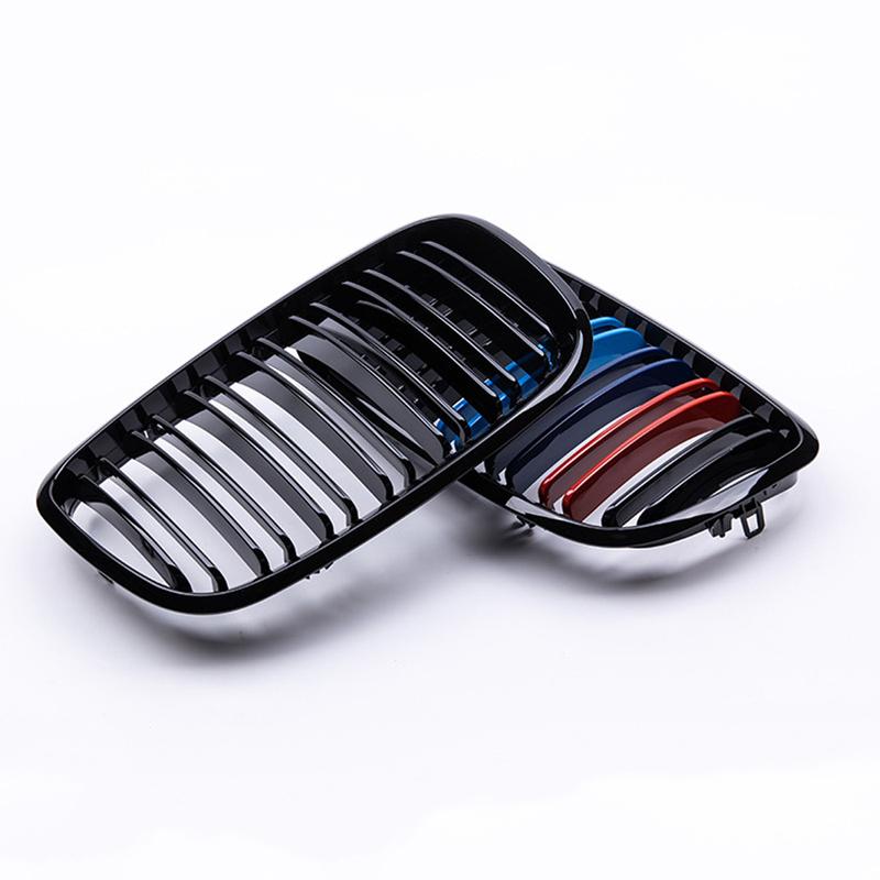 Ett par M-färg dubbla ribbor njurgrill för BMW X5 E70 2007-2013 X6 E71 E72 2008-2014 Racinggrillar Biltillbehör