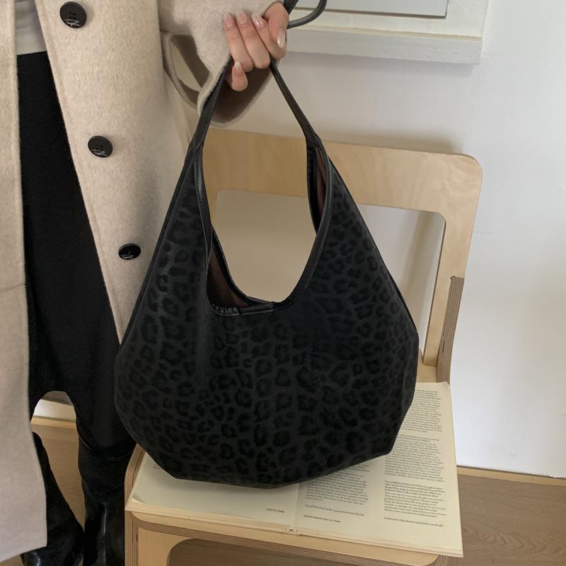 

Autumn and winter large-capacity bag women s armpit commuter bag 2025 new leopard print crescent bag fashion shoulder bag коричневый