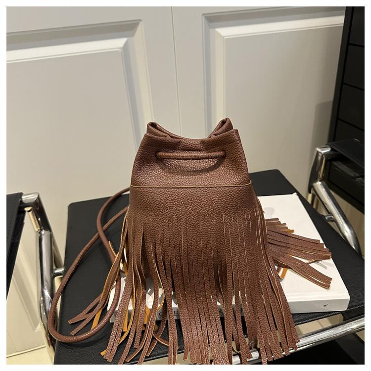 

Simple and fashionable foreign style mobile phone bag women s bag new 2025 messenger fringed bucket trendy versatile casual bucket bag