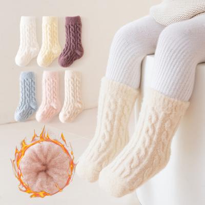 1 pár teplých zimních dětských ponožek střední délky, silné měkké ponožky pro batolata s protiskluzovým povrchem, pružné dětské ponožky střední délky, termoponožky