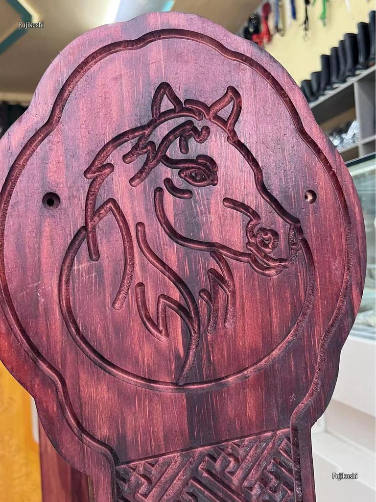 Sattelständer & Ausstellungsständer aus Massivholz Dekoration