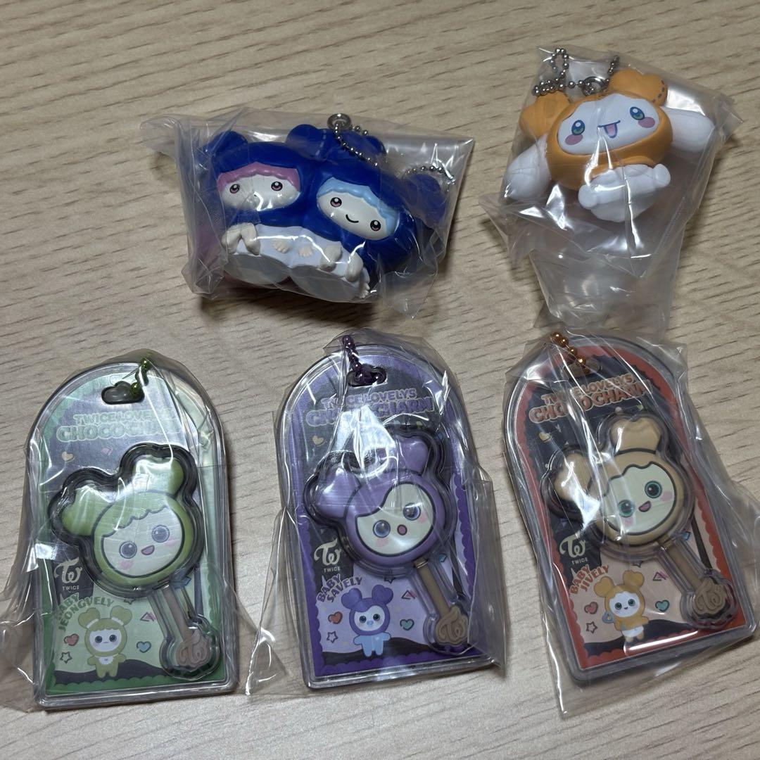 

[USED] TWICE Lovely x Sanrio Mascot Charm Chocolate Covered Boro Charm