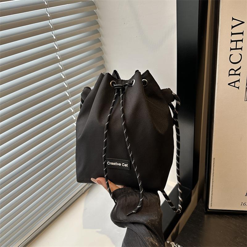 Fashion Bucket Bag Women's New Large-capacity Niche Design Commuter Versatile Drawstring Bag Shoulder Messenger Bag