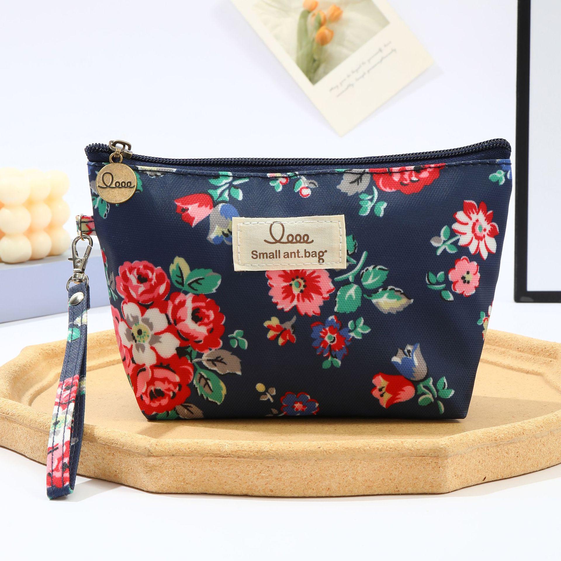 

Водонепроникна друкована тканина та косметичний дорожній клатч для жінок