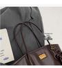 2024 Vielseitiger Pendler mit großer Kapazität: Französische Retro Damen Winter Schultertasche