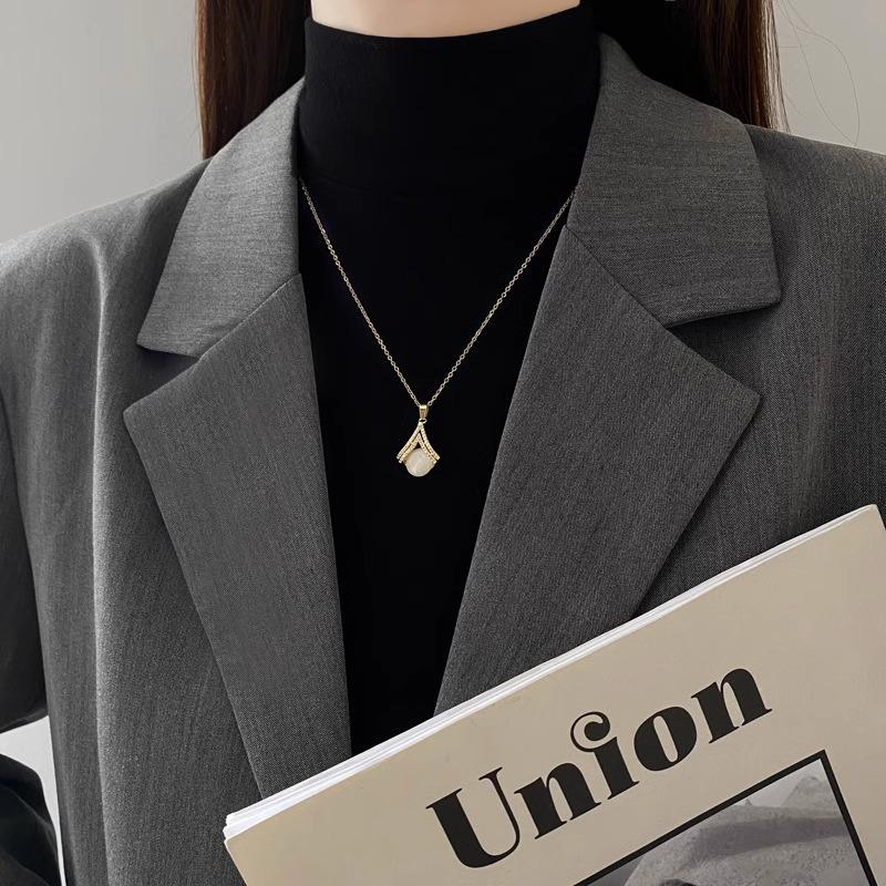 Copper-Plated Gold Pendant with Cat's Eye Stone Necklace: High-End Geometric Minimalist Accessory