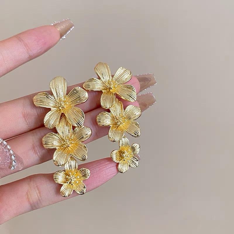 

New silver needle European and American exaggerated atmospheric flower earrings women, niche design earrings light luxury petal stud earrings 925 silver needle золотой