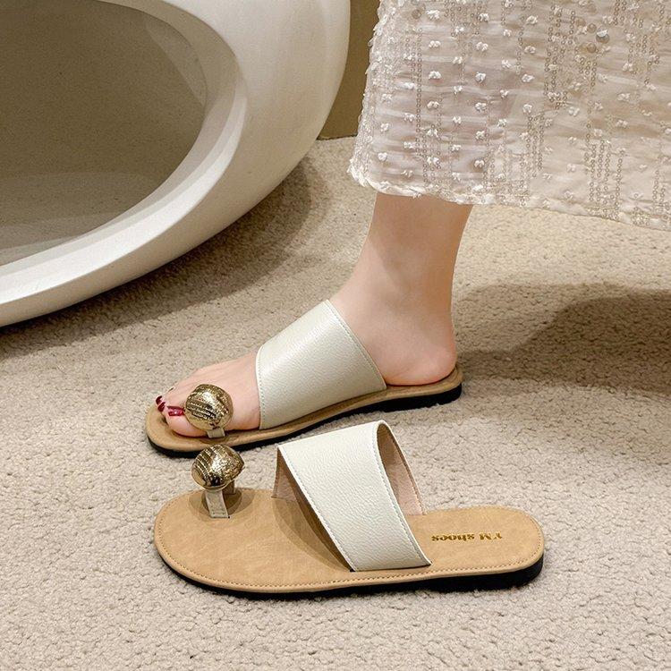 Korean fashion metal buckle cover toe slippers women's summer wear New Year's new flat-bottomed comfortable one-word with cool slippers