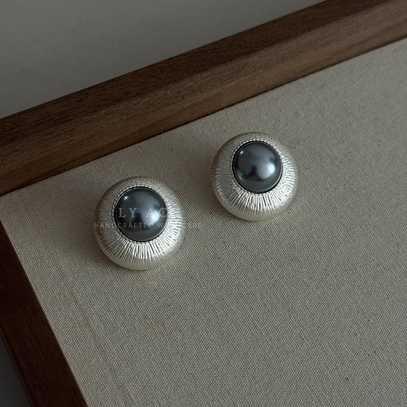 Elegant gray pearl radial pattern round stud earrings Soft and exquisite high-end atmosphere earrings Fashion daily versatile earrings