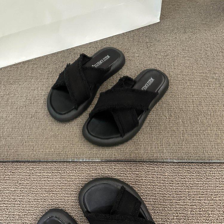 

Stepping on shit feeling thick-soled cross slippers women s summer wear 2025 new fashion versatile flat-bottomed casual beach cool slippers 35