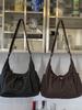 Nylon Umhängetasche für Damen mit Reißverschlusstaschen und Komfort im urbanen Stil